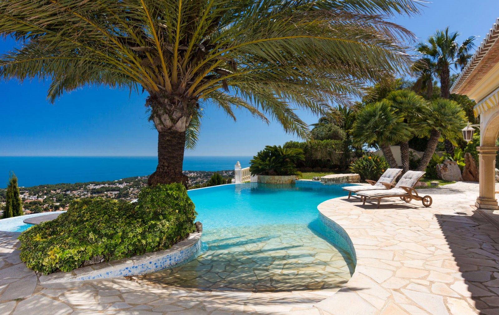 Chalet en venta con 4 dormitorios en Moraira  Benimeit