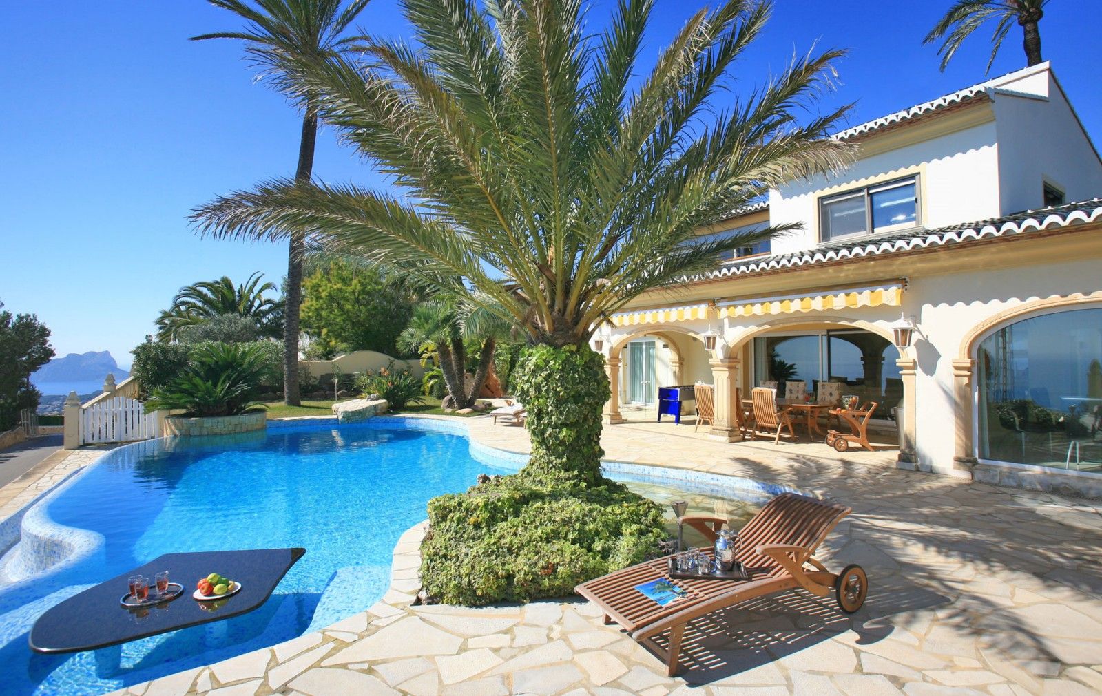 Chalet en venta con 4 dormitorios en Moraira  Benimeit