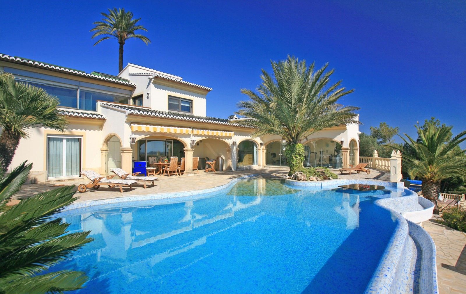 Chalet en venta con 4 dormitorios en Moraira  Benimeit