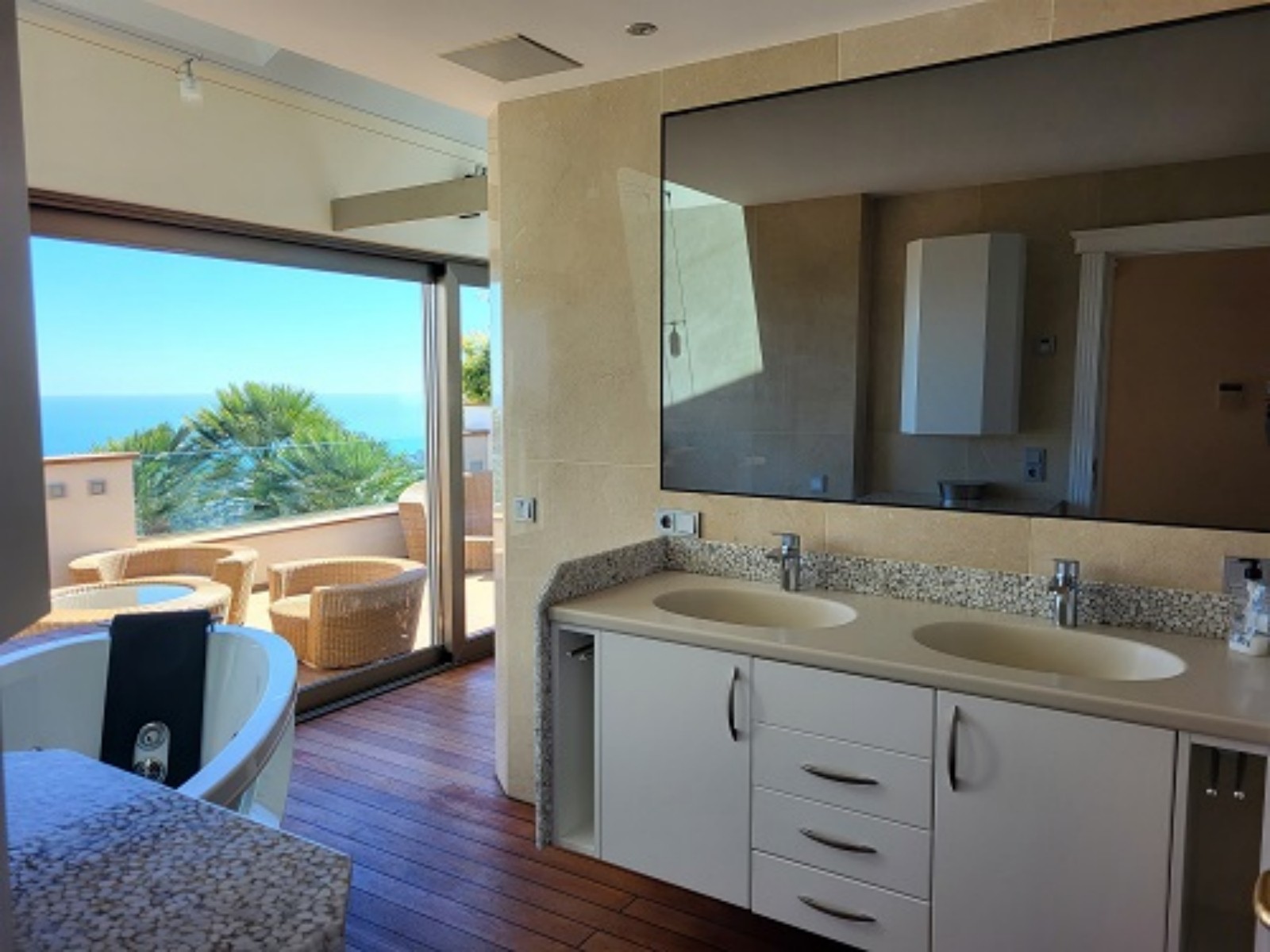 Chalet en venta con 4 dormitorios en Moraira  Benimeit