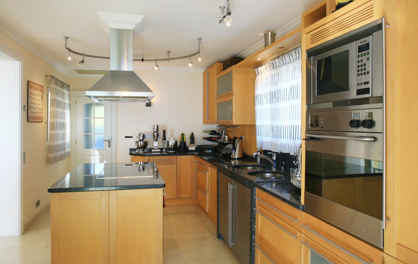 Chalet en venta con 4 dormitorios en Moraira  Benimeit