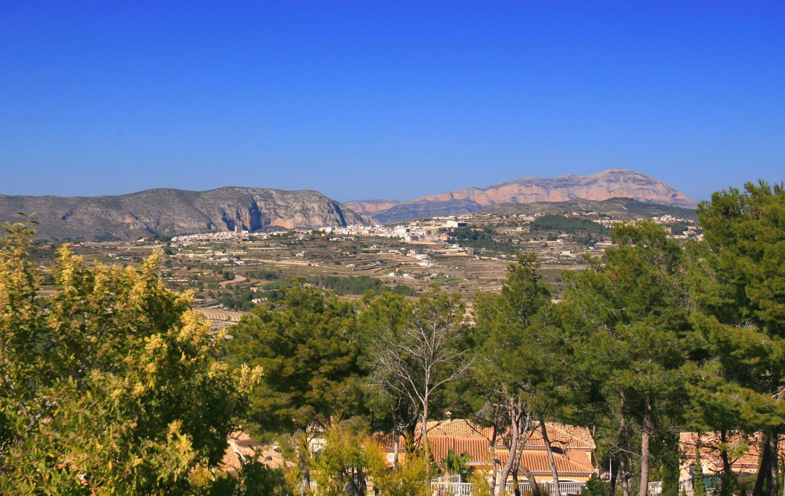 Chalet en venta con 4 dormitorios en Moraira  Benimeit