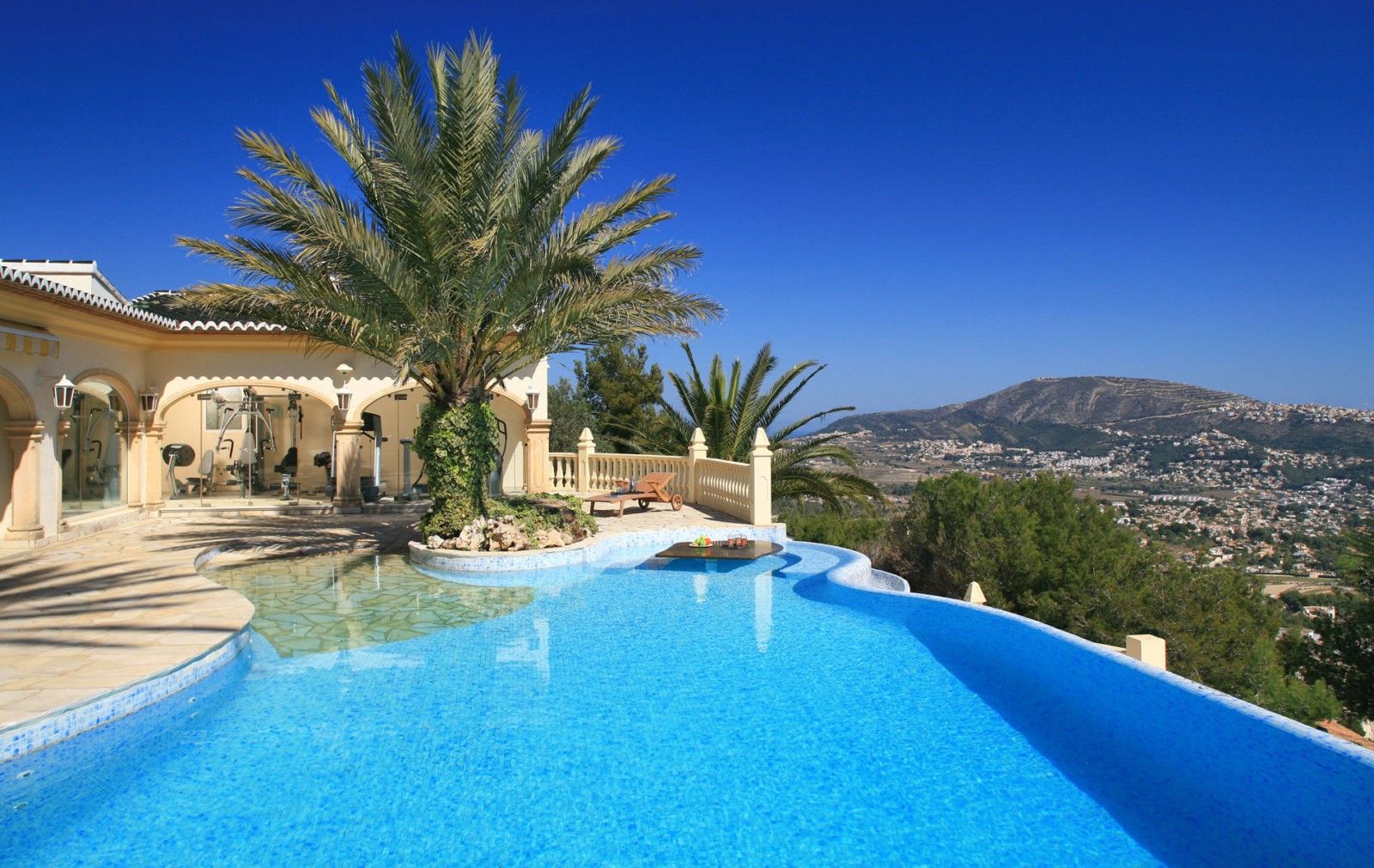 Chalet en venta con 4 dormitorios en Moraira  Benimeit